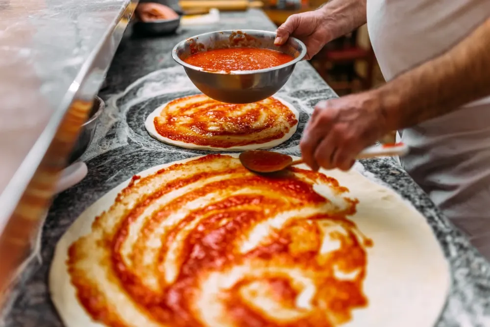 préparation pizza base tomate